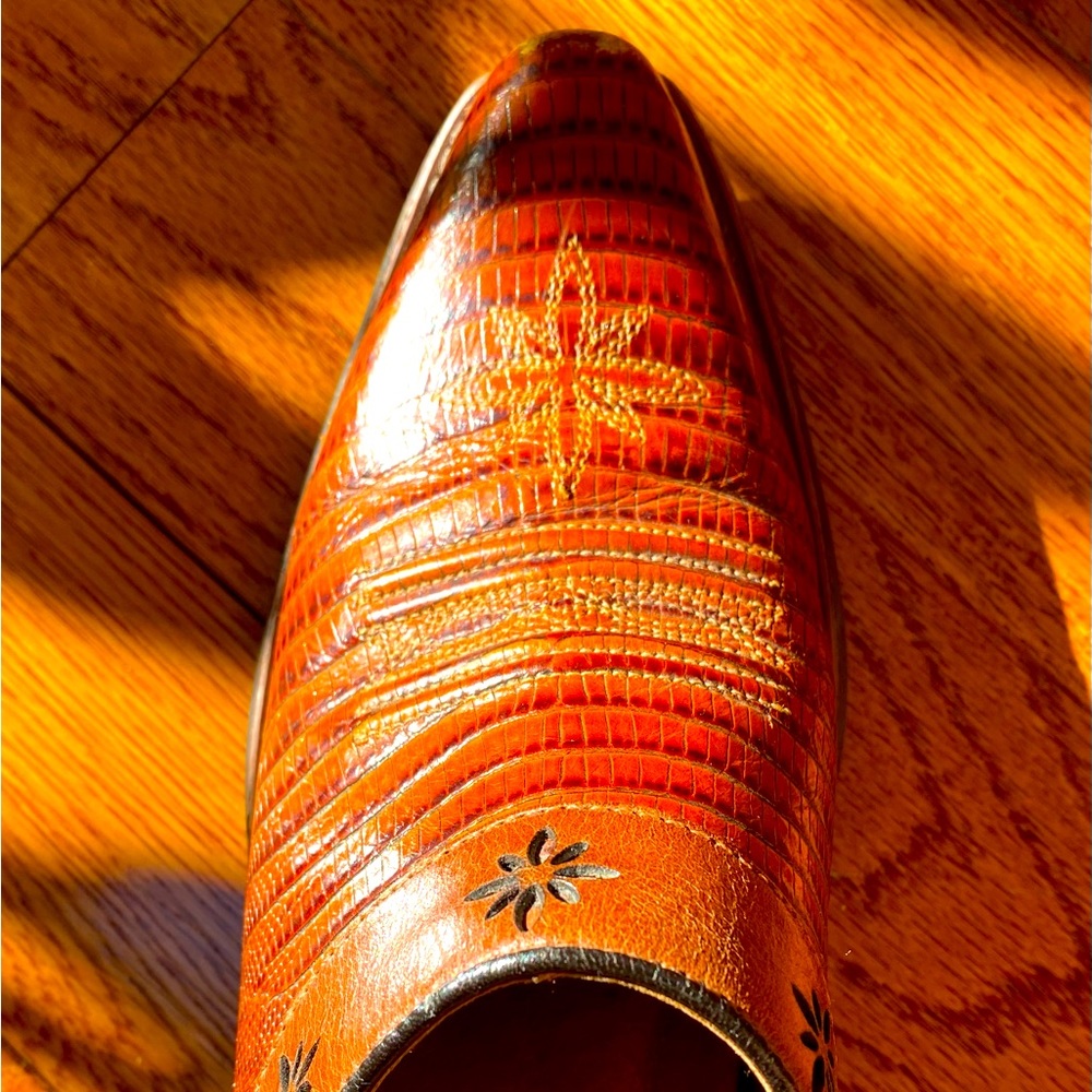 Size 8Ariat slip ins , cowboy style